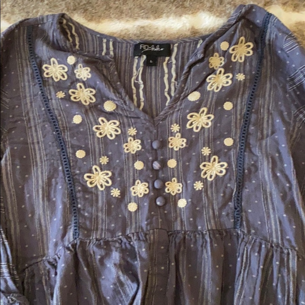 Beautiful peasant top w floral detail/bell sleeves